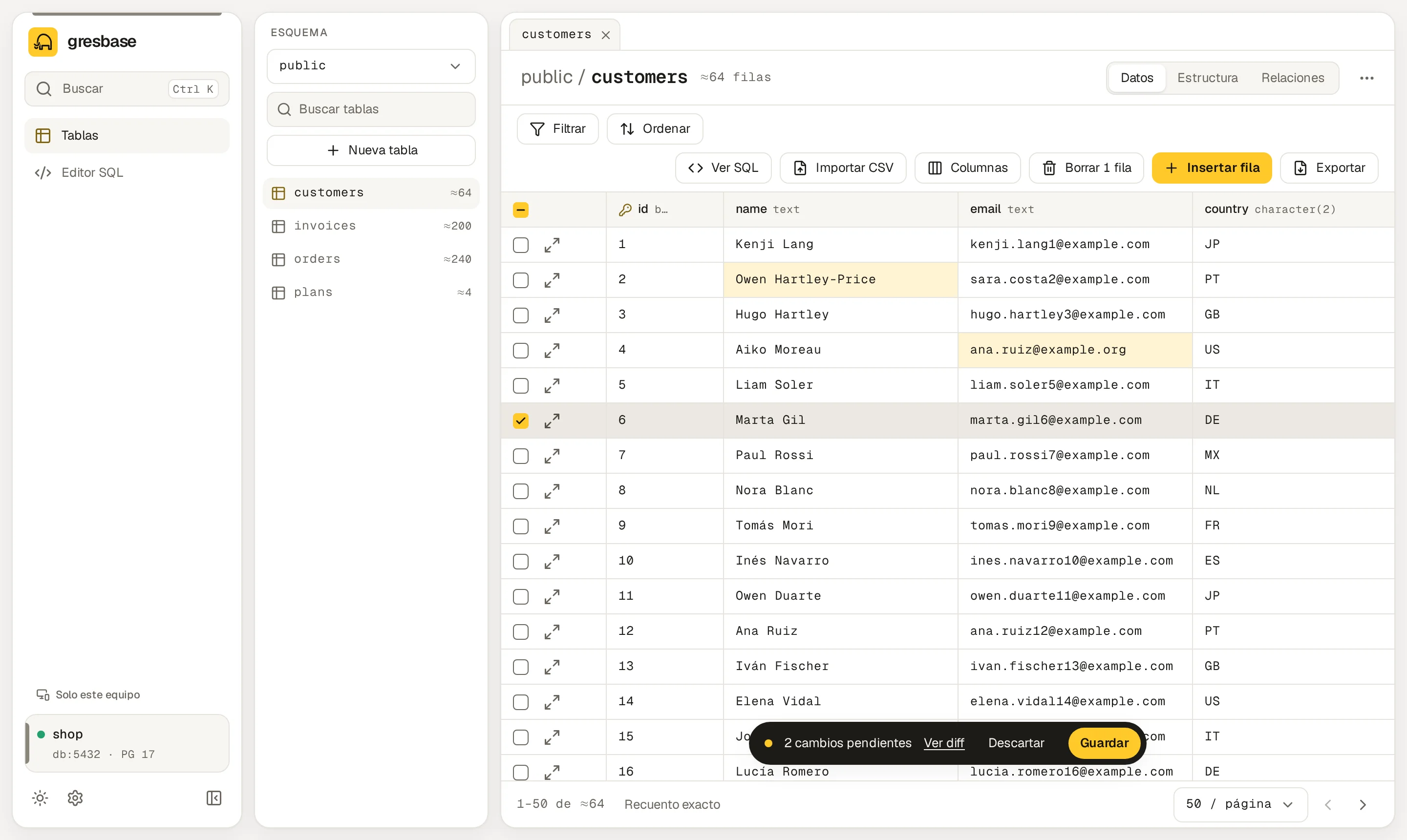 Dos celdas editadas en amarillo y la barra de cambios pendientes con Ver diff, Descartar y Guardar.